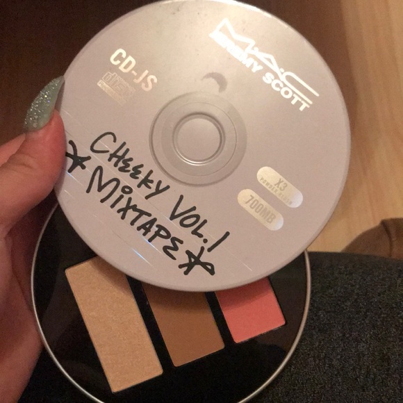 Mac cosmetic Jeremy Scott contour pallete limited. - Picture 3 of 4